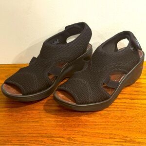 Bzees Dream Black Sling back Women's 7.5M Wedge Sandals Velcro Closure Stretchy